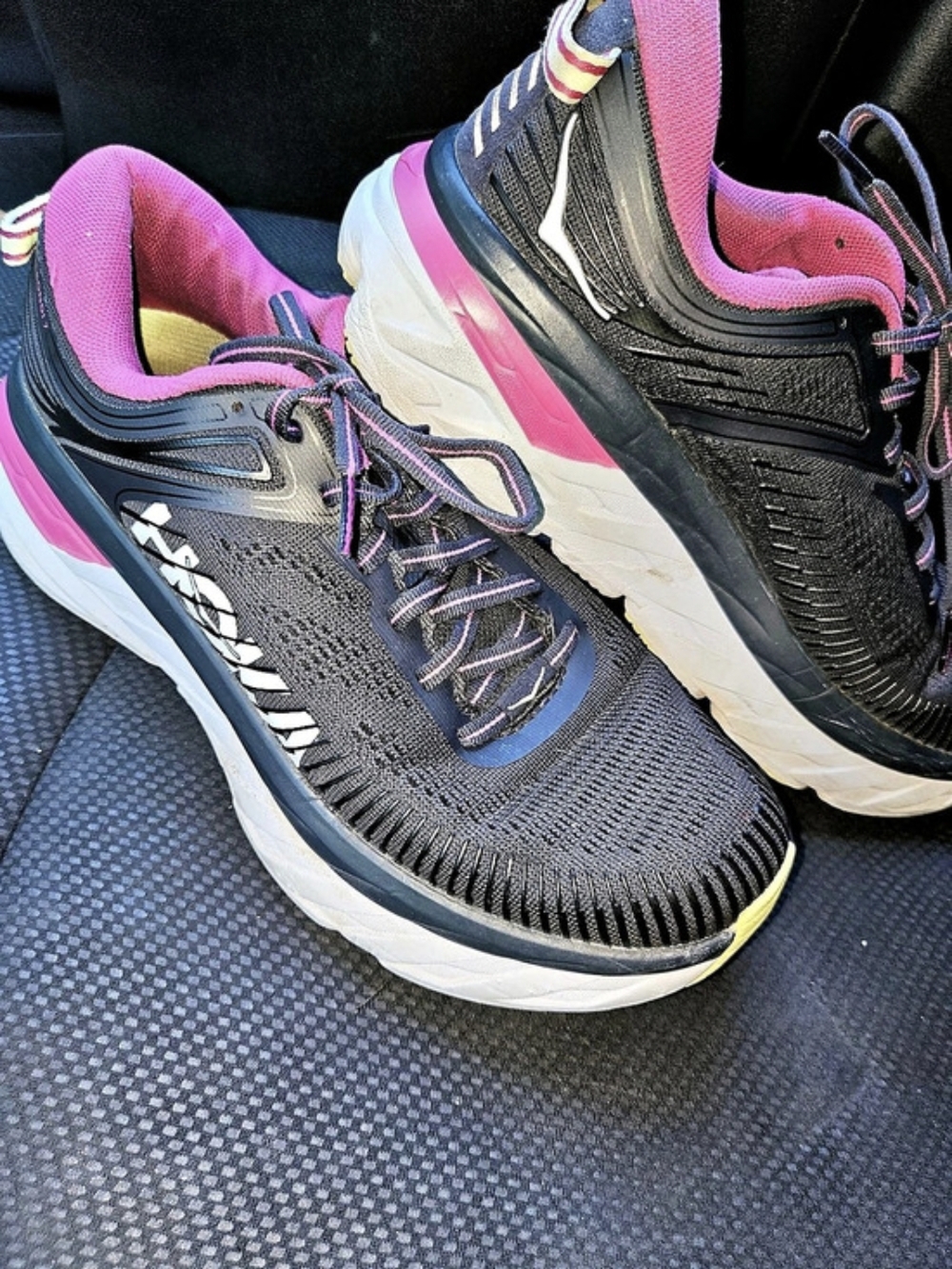 Hoka One Hoka Arahi 6 Arahi 6 Women's Black & Pink Athletic Shoes